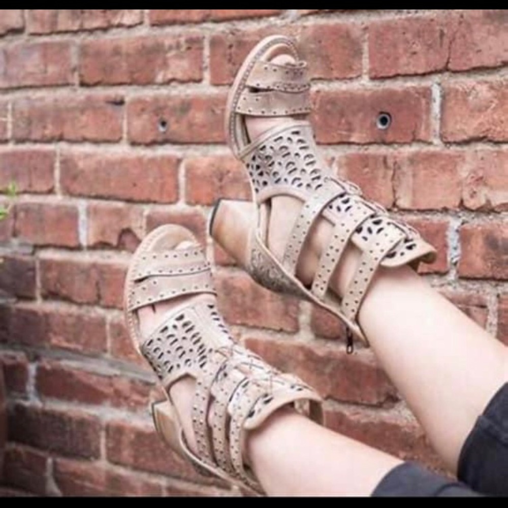 ISO Freebird Hawk (8) taupe or stone!